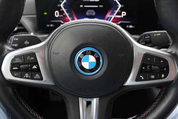 BMW i4 M50 High Executive 84 kWh / SoH 96,6% / 360Camera / Head-up / Leder / Harman Kardon / Carbon intr.+extr. / 19'' / CarPlay / Stoelverwarming / Dodehoek / DAB / Cruise Control Adaptief