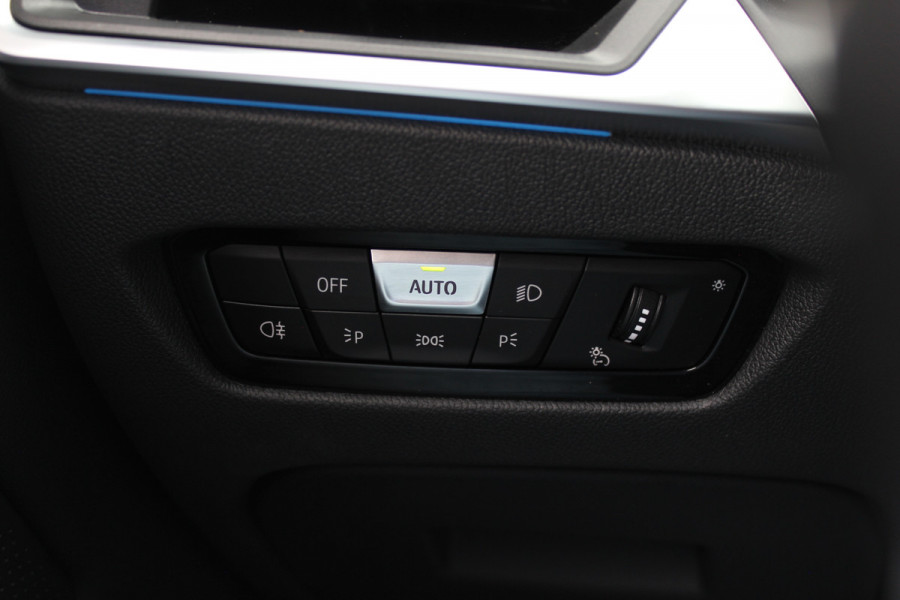 BMW i4 M50 High Executive 84 kWh / SoH 96,6% / 360Camera / Head-up / Leder / Harman Kardon / Carbon intr.+extr. / 19'' / CarPlay / Stoelverwarming / Dodehoek / DAB / Cruise Control Adaptief