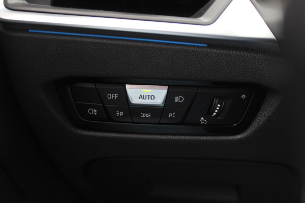 BMW i4 M50 High Executive 84 kWh / SoH 96,6% / 360Camera / Head-up / Leder / Harman Kardon / Carbon intr.+extr. / 19'' / CarPlay / Stoelverwarming / Dodehoek / DAB / Cruise Control Adaptief
