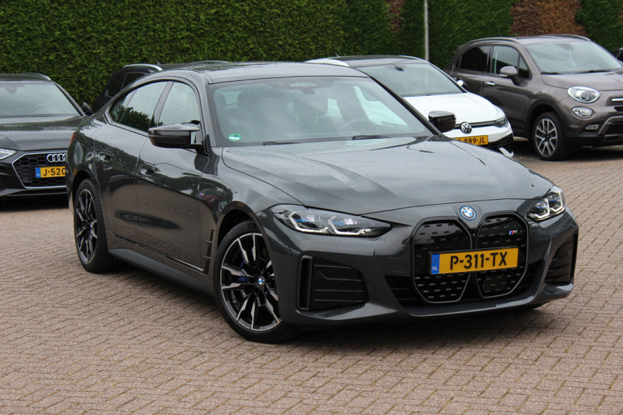 BMW i4 M50 High Executive 84 kWh / SoH 96,6% / 360Camera / Head-up / Leder / Harman Kardon / Carbon intr.+extr. / 19'' / CarPlay / Stoelverwarming / Dodehoek / DAB / Cruise Control Adaptief