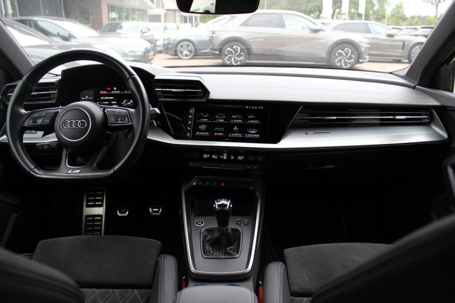 Audi A3 Sportback 35 TFSI S edition / RS Seats / CarPlay / Navigatie / 19'' / Parkeerhulp achter / Stoelverwarming / DAB / ACC