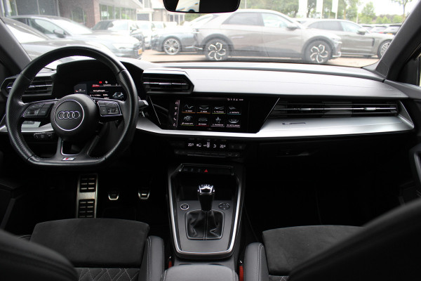 Audi A3 Sportback 35 TFSI S edition / RS Seats / CarPlay / Navigatie / 19'' / Parkeerhulp achter / Stoelverwarming / DAB / ACC
