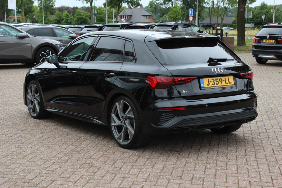 Audi A3 Sportback 35 TFSI S edition / RS Seats / CarPlay / Navigatie / 19'' / Parkeerhulp achter / Stoelverwarming / DAB / ACC