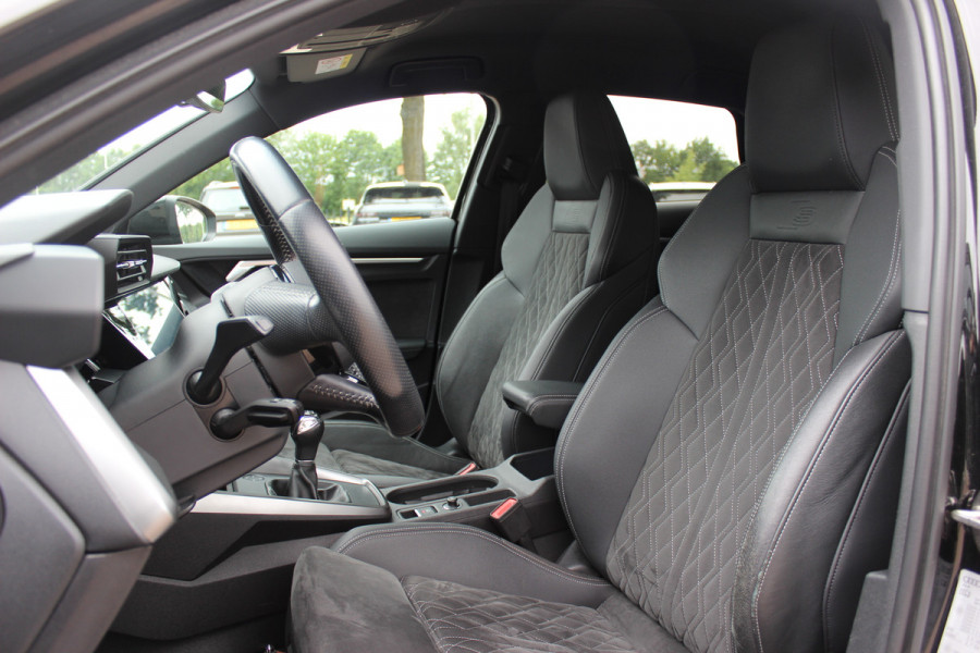 Audi A3 Sportback 35 TFSI S edition / RS Seats / CarPlay / Navigatie / 19'' / Parkeerhulp achter / Stoelverwarming / DAB / ACC
