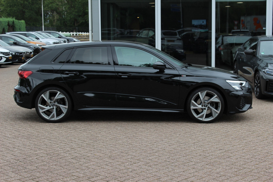 Audi A3 Sportback 35 TFSI S edition / RS Seats / CarPlay / Navigatie / 19'' / Parkeerhulp achter / Stoelverwarming / DAB / ACC