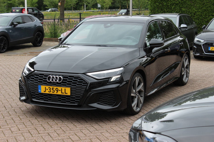 Audi A3 Sportback 35 TFSI S edition / RS Seats / CarPlay / Navigatie / 19'' / Parkeerhulp achter / Stoelverwarming / DAB / ACC