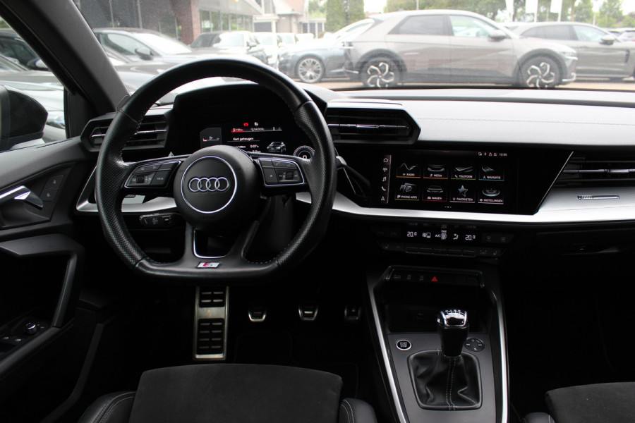 Audi A3 Sportback 35 TFSI S edition / RS Seats / CarPlay / Navigatie / 19'' / Parkeerhulp achter / Stoelverwarming / DAB / ACC
