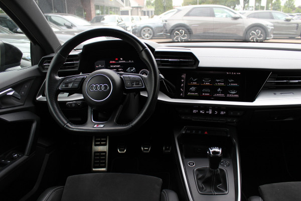 Audi A3 Sportback 35 TFSI S edition / RS Seats / CarPlay / Navigatie / 19'' / Parkeerhulp achter / Stoelverwarming / DAB / ACC