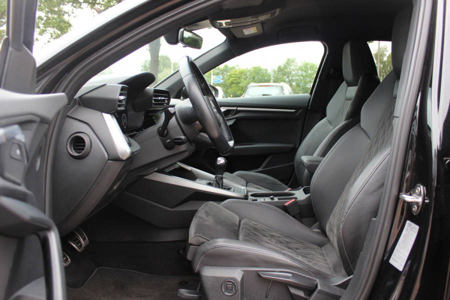 Audi A3 Sportback 35 TFSI S edition / RS Seats / CarPlay / Navigatie / 19'' / Parkeerhulp achter / Stoelverwarming / DAB / ACC