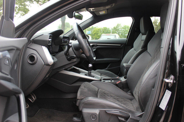 Audi A3 Sportback 35 TFSI S edition / RS Seats / CarPlay / Navigatie / 19'' / Parkeerhulp achter / Stoelverwarming / DAB / ACC