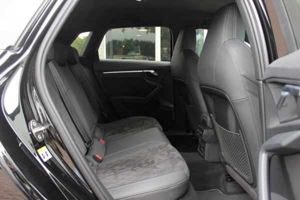 Audi A3 Sportback 35 TFSI S edition / RS Seats / CarPlay / Navigatie / 19'' / Parkeerhulp achter / Stoelverwarming / DAB / ACC