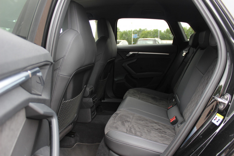 Audi A3 Sportback 35 TFSI S edition / RS Seats / CarPlay / Navigatie / 19'' / Parkeerhulp achter / Stoelverwarming / DAB / ACC
