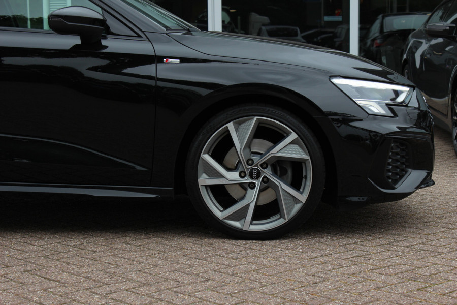 Audi A3 Sportback 35 TFSI S edition / RS Seats / CarPlay / Navigatie / 19'' / Parkeerhulp achter / Stoelverwarming / DAB / ACC