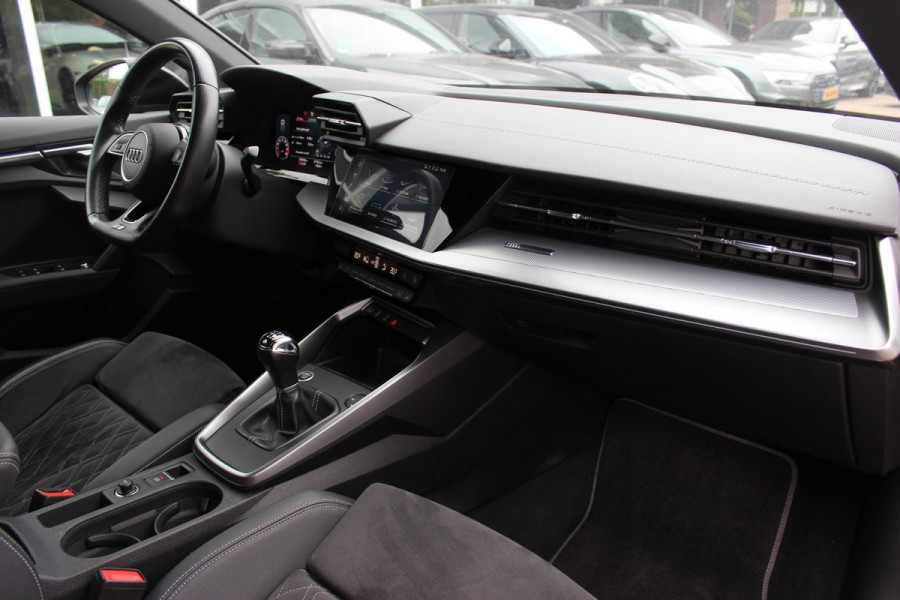 Audi A3 Sportback 35 TFSI S edition / RS Seats / CarPlay / Navigatie / 19'' / Parkeerhulp achter / Stoelverwarming / DAB / ACC