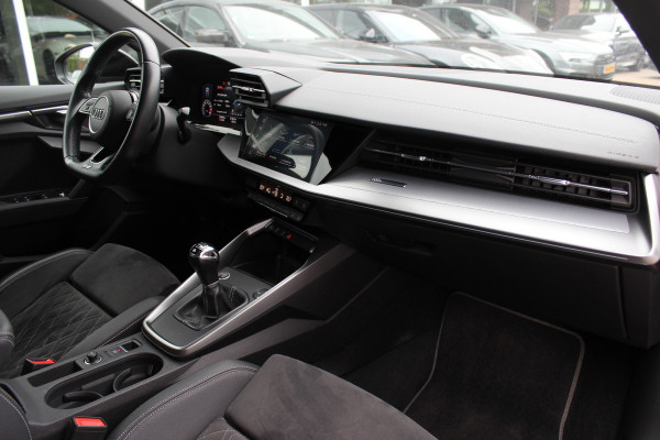 Audi A3 Sportback 35 TFSI S edition / RS Seats / CarPlay / Navigatie / 19'' / Parkeerhulp achter / Stoelverwarming / DAB / ACC