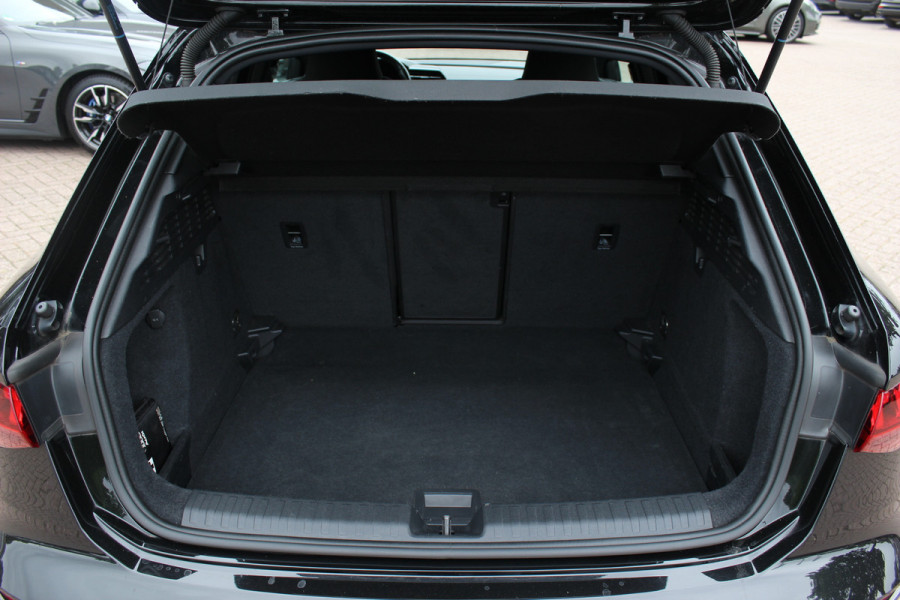 Audi A3 Sportback 35 TFSI S edition / RS Seats / CarPlay / Navigatie / 19'' / Parkeerhulp achter / Stoelverwarming / DAB / ACC