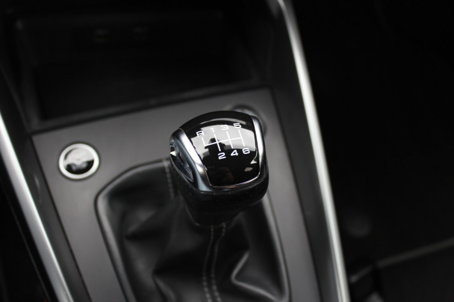 Audi A3 Sportback 35 TFSI S edition / RS Seats / CarPlay / Navigatie / 19'' / Parkeerhulp achter / Stoelverwarming / DAB / ACC