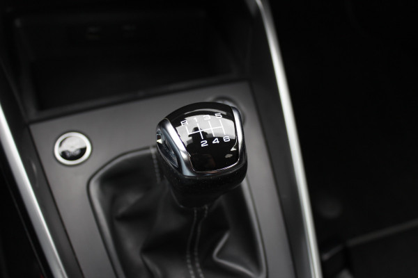 Audi A3 Sportback 35 TFSI S edition / RS Seats / CarPlay / Navigatie / 19'' / Parkeerhulp achter / Stoelverwarming / DAB / ACC