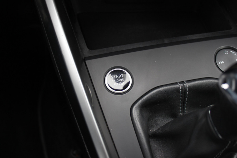 Audi A3 Sportback 35 TFSI S edition / RS Seats / CarPlay / Navigatie / 19'' / Parkeerhulp achter / Stoelverwarming / DAB / ACC