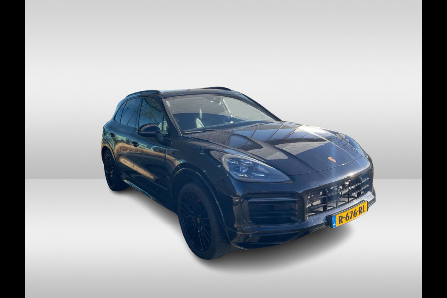 Porsche Cayenne 3.0 E-Hybrid / Trekhaak / Panoramadak / 360Camera / Achtasbesturing / Softclose / Adaptieve Stoelen / Luchtvering / 22'' / Keyless / Sportdesign+Chrono / Sportuitlaat / Stoelverwarming+Ventilatie / Bose /