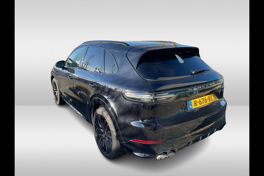 Porsche Cayenne 3.0 E-Hybrid / Trekhaak / Panoramadak / 360Camera / Achtasbesturing / Softclose / Adaptieve Stoelen / Luchtvering / 22'' / Keyless / Sportdesign+Chrono / Sportuitlaat / Stoelverwarming+Ventilatie / Bose /