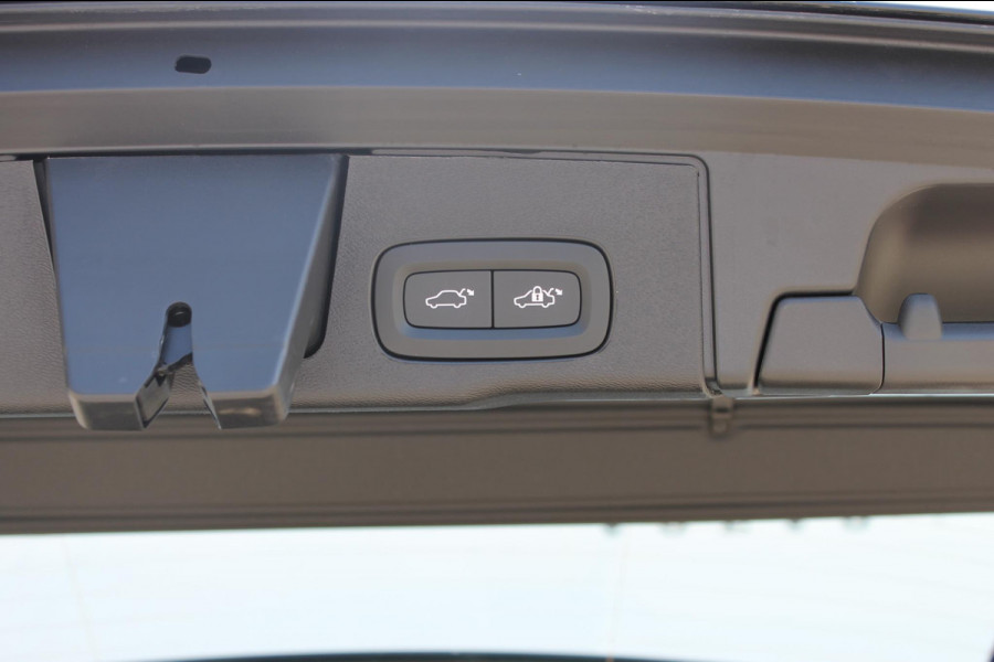 Volvo XC60 T6 350PK Automaat Plug-in hybrid AWD Plus Dark Google infotainment / Semi elektrisch wegklapbare trekhaak / Elektrisch bedienbare voorstoelen met geheugen / All seasonbanden