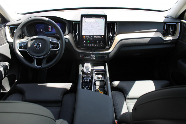Volvo XC60 T6 350PK Automaat Plug-in hybrid AWD Plus Dark Google infotainment / Semi elektrisch wegklapbare trekhaak / Elektrisch bedienbare voorstoelen met geheugen / All seasonbanden