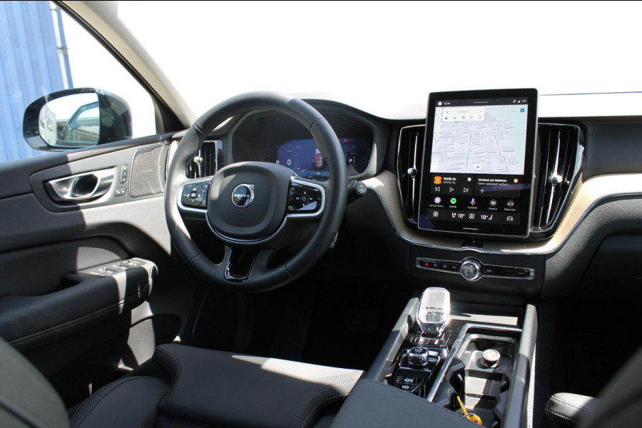 Volvo XC60 T6 350PK Automaat Plug-in hybrid AWD Plus Dark Google infotainment / Semi elektrisch wegklapbare trekhaak / Elektrisch bedienbare voorstoelen met geheugen / All seasonbanden