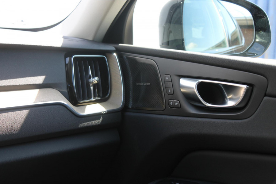 Volvo XC60 T6 350PK Automaat Plug-in hybrid AWD Plus Dark Google infotainment / Semi elektrisch wegklapbare trekhaak / Elektrisch bedienbare voorstoelen met geheugen / All seasonbanden