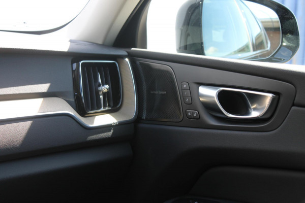 Volvo XC60 T6 350PK Automaat Plug-in hybrid AWD Plus Dark Google infotainment / Semi elektrisch wegklapbare trekhaak / Elektrisch bedienbare voorstoelen met geheugen / All seasonbanden