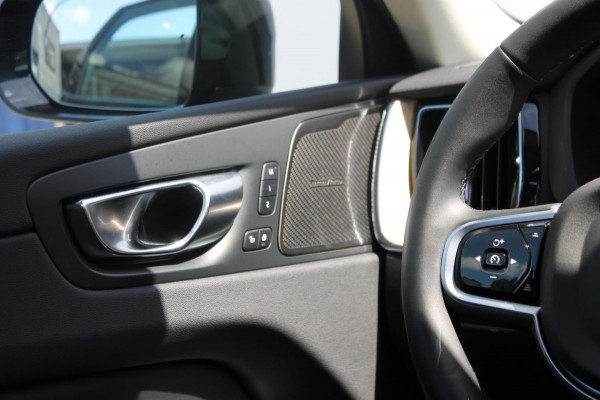 Volvo XC60 T6 350PK Automaat Plug-in hybrid AWD Plus Dark Google infotainment / Semi elektrisch wegklapbare trekhaak / Elektrisch bedienbare voorstoelen met geheugen / All seasonbanden