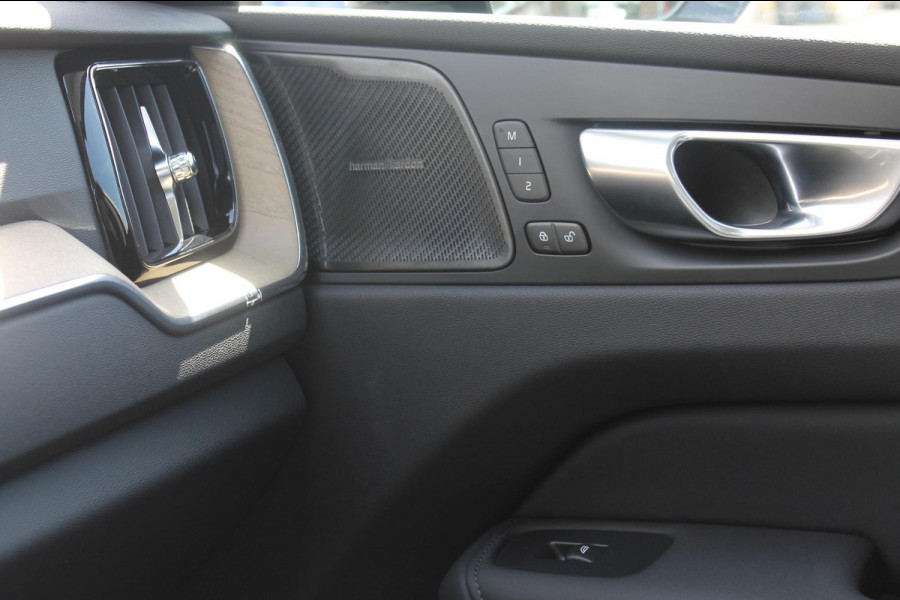 Volvo XC60 T6 350PK Automaat Plug-in hybrid AWD Plus Dark Google infotainment / Semi elektrisch wegklapbare trekhaak / Elektrisch bedienbare voorstoelen met geheugen / All seasonbanden