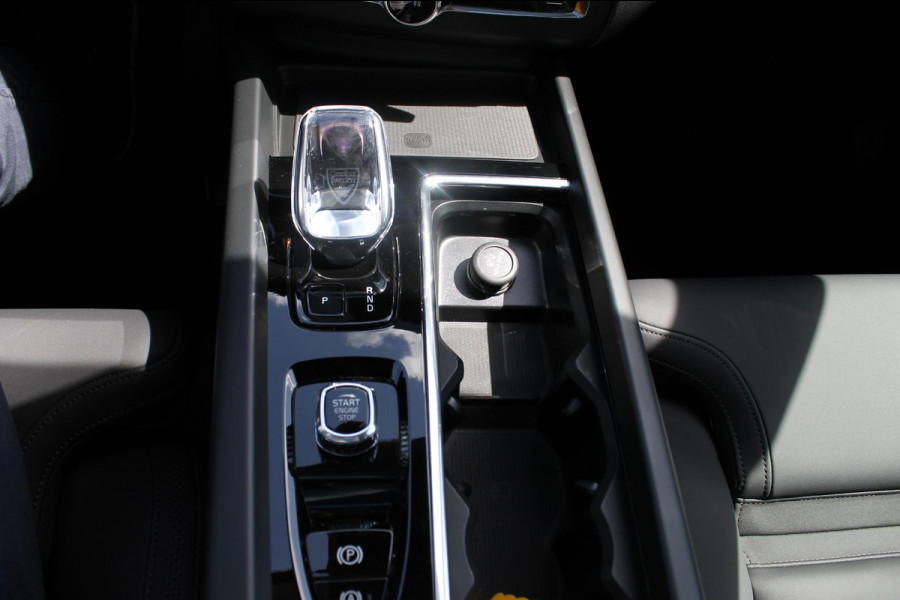 Volvo XC60 T6 350PK Automaat Plug-in hybrid AWD Plus Dark Google infotainment / Semi elektrisch wegklapbare trekhaak / Elektrisch bedienbare voorstoelen met geheugen / All seasonbanden