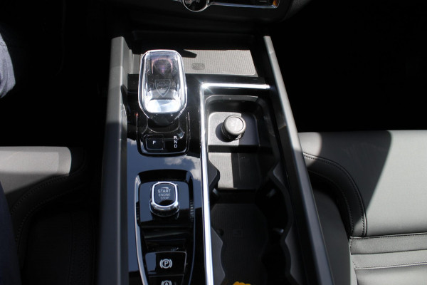 Volvo XC60 T6 350PK Automaat Plug-in hybrid AWD Plus Dark Google infotainment / Semi elektrisch wegklapbare trekhaak / Elektrisch bedienbare voorstoelen met geheugen / All seasonbanden