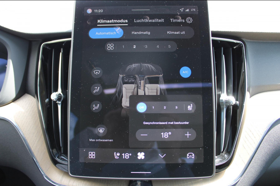 Volvo XC60 T6 350PK Automaat Plug-in hybrid AWD Plus Dark Google infotainment / Semi elektrisch wegklapbare trekhaak / Elektrisch bedienbare voorstoelen met geheugen / All seasonbanden