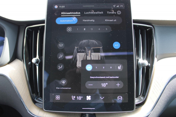 Volvo XC60 T6 350PK Automaat Plug-in hybrid AWD Plus Dark Google infotainment / Semi elektrisch wegklapbare trekhaak / Elektrisch bedienbare voorstoelen met geheugen / All seasonbanden