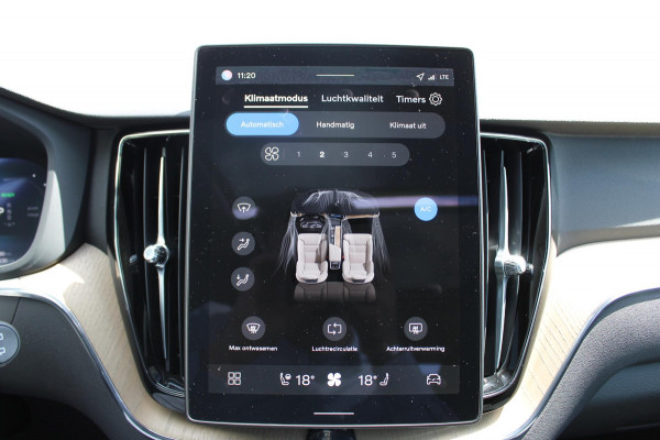 Volvo XC60 T6 350PK Automaat Plug-in hybrid AWD Plus Dark Google infotainment / Semi elektrisch wegklapbare trekhaak / Elektrisch bedienbare voorstoelen met geheugen / All seasonbanden