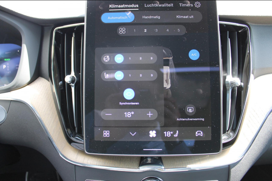 Volvo XC60 T6 350PK Automaat Plug-in hybrid AWD Plus Dark Google infotainment / Semi elektrisch wegklapbare trekhaak / Elektrisch bedienbare voorstoelen met geheugen / All seasonbanden