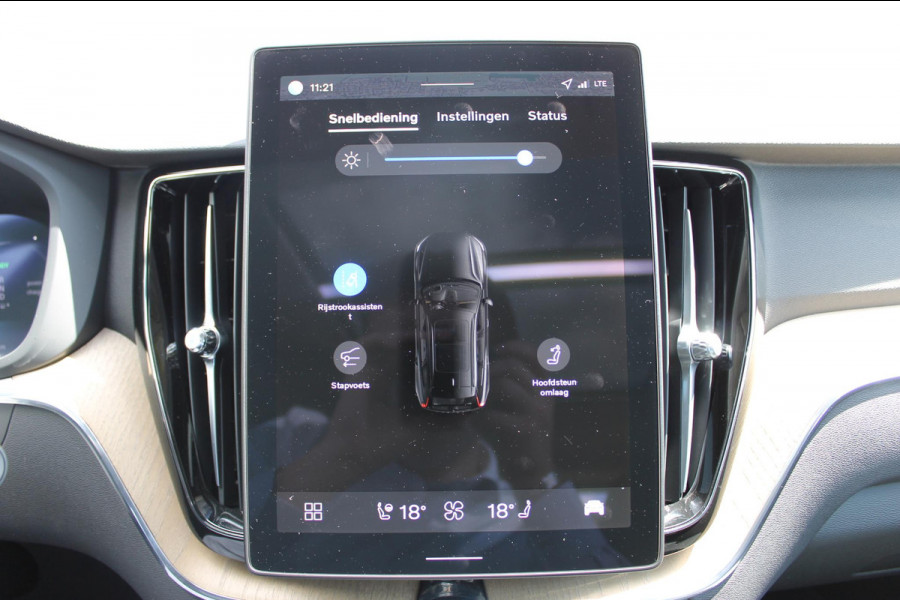 Volvo XC60 T6 350PK Automaat Plug-in hybrid AWD Plus Dark Google infotainment / Semi elektrisch wegklapbare trekhaak / Elektrisch bedienbare voorstoelen met geheugen / All seasonbanden