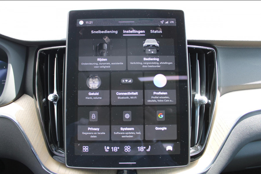 Volvo XC60 T6 350PK Automaat Plug-in hybrid AWD Plus Dark Google infotainment / Semi elektrisch wegklapbare trekhaak / Elektrisch bedienbare voorstoelen met geheugen / All seasonbanden