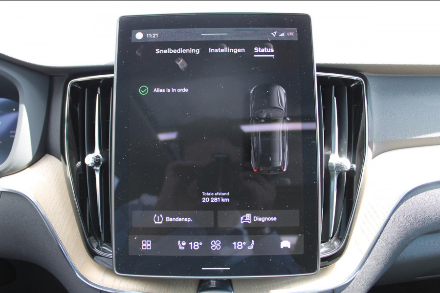 Volvo XC60 T6 350PK Automaat Plug-in hybrid AWD Plus Dark Google infotainment / Semi elektrisch wegklapbare trekhaak / Elektrisch bedienbare voorstoelen met geheugen / All seasonbanden