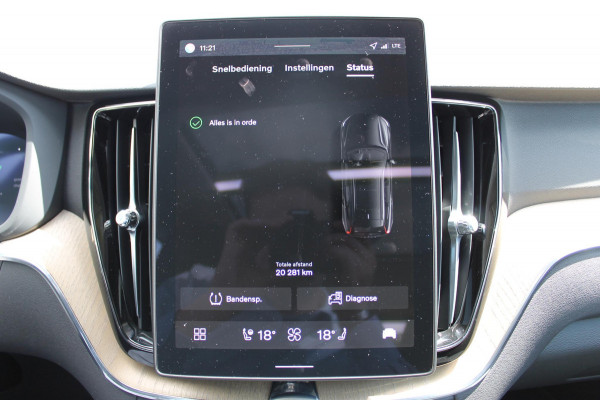 Volvo XC60 T6 350PK Automaat Plug-in hybrid AWD Plus Dark Google infotainment / Semi elektrisch wegklapbare trekhaak / Elektrisch bedienbare voorstoelen met geheugen / All seasonbanden