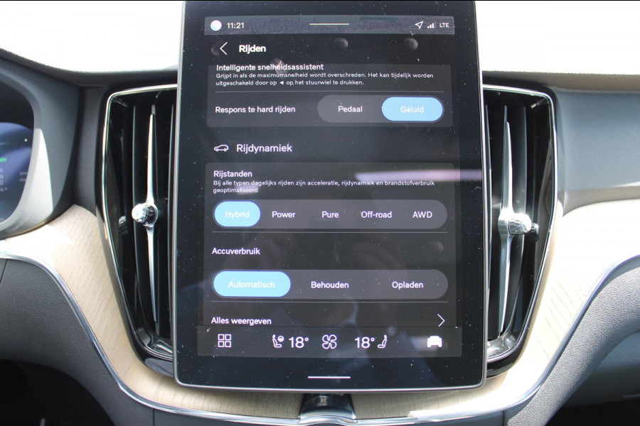 Volvo XC60 T6 350PK Automaat Plug-in hybrid AWD Plus Dark Google infotainment / Semi elektrisch wegklapbare trekhaak / Elektrisch bedienbare voorstoelen met geheugen / All seasonbanden