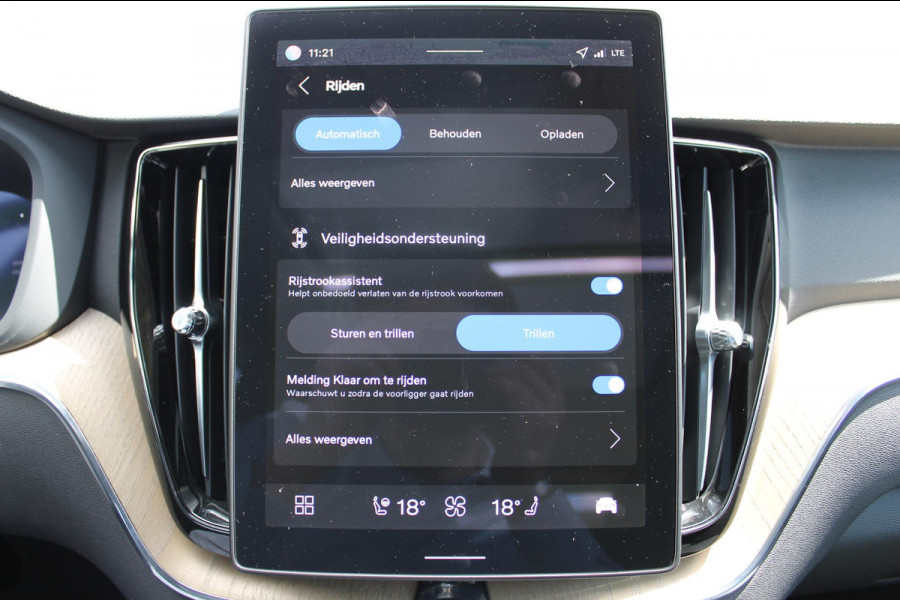 Volvo XC60 T6 350PK Automaat Plug-in hybrid AWD Plus Dark Google infotainment / Semi elektrisch wegklapbare trekhaak / Elektrisch bedienbare voorstoelen met geheugen / All seasonbanden