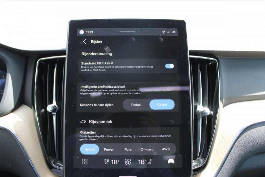Volvo XC60 T6 350PK Automaat Plug-in hybrid AWD Plus Dark Google infotainment / Semi elektrisch wegklapbare trekhaak / Elektrisch bedienbare voorstoelen met geheugen / All seasonbanden