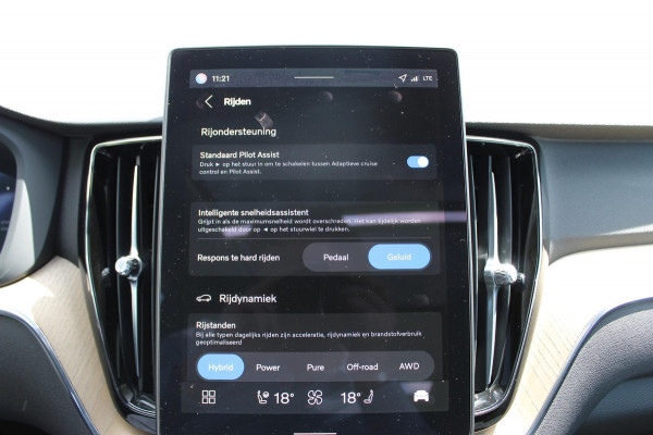Volvo XC60 T6 350PK Automaat Plug-in hybrid AWD Plus Dark Google infotainment / Semi elektrisch wegklapbare trekhaak / Elektrisch bedienbare voorstoelen met geheugen / All seasonbanden