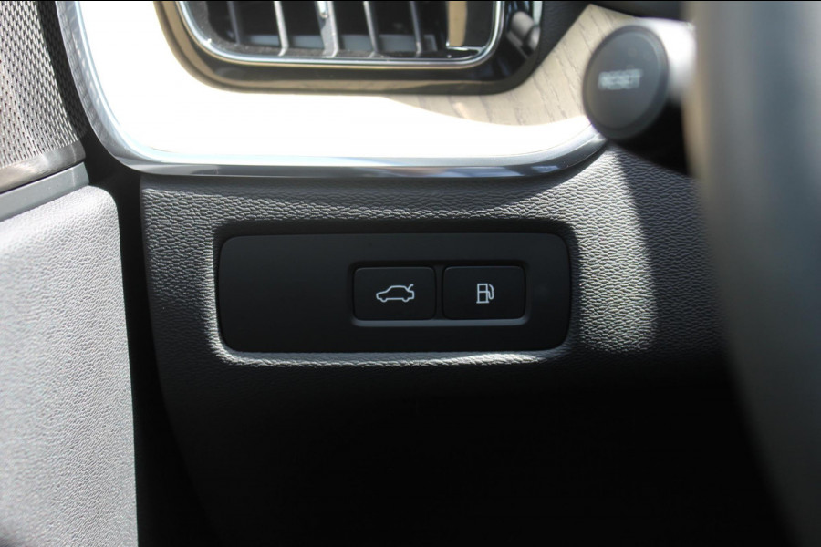 Volvo XC60 T6 350PK Automaat Plug-in hybrid AWD Plus Dark Google infotainment / Semi elektrisch wegklapbare trekhaak / Elektrisch bedienbare voorstoelen met geheugen / All seasonbanden