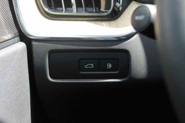 Volvo XC60 T6 350PK Automaat Plug-in hybrid AWD Plus Dark Google infotainment / Semi elektrisch wegklapbare trekhaak / Elektrisch bedienbare voorstoelen met geheugen / All seasonbanden