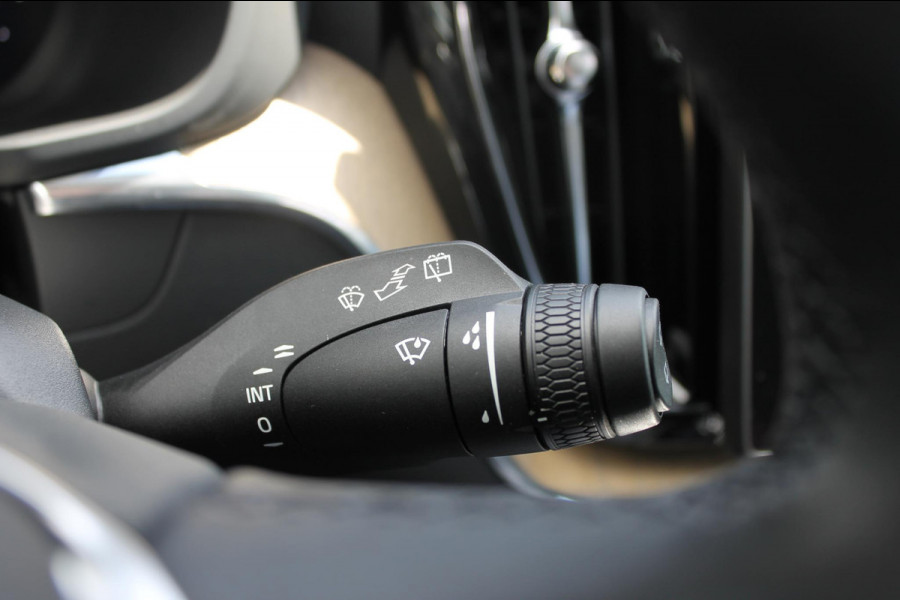 Volvo XC60 T6 350PK Automaat Plug-in hybrid AWD Plus Dark Google infotainment / Semi elektrisch wegklapbare trekhaak / Elektrisch bedienbare voorstoelen met geheugen / All seasonbanden
