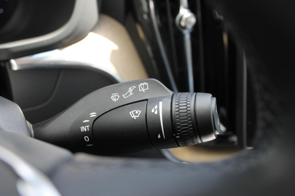 Volvo XC60 T6 350PK Automaat Plug-in hybrid AWD Plus Dark Google infotainment / Semi elektrisch wegklapbare trekhaak / Elektrisch bedienbare voorstoelen met geheugen / All seasonbanden